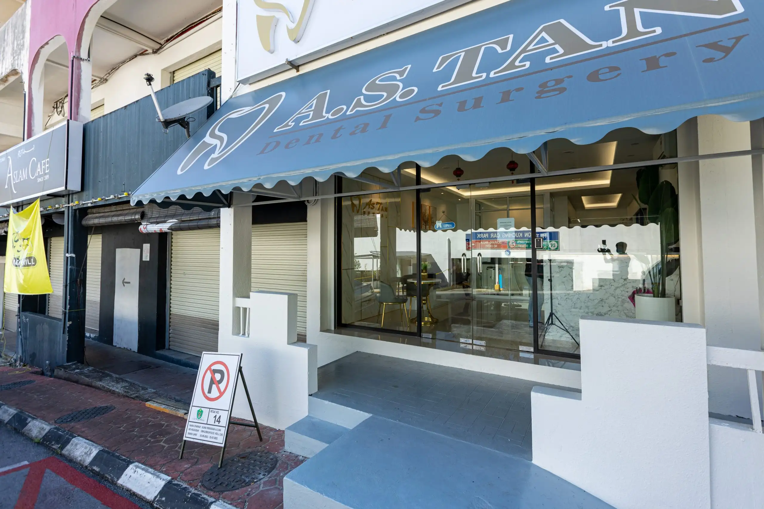 Modern Dental Clinic Front